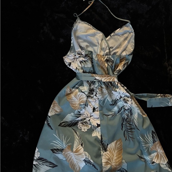 🔥3 for $25🔥 GRAY WITH FLOWERS SUPER CUTE DRESS WITH SASH. SZ 1X - Picture 6 of 7